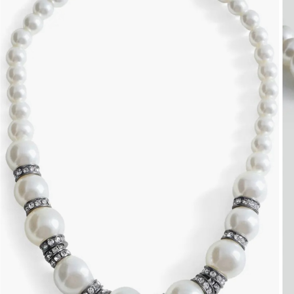 J.ING White Pearl Necklace with Silver Details